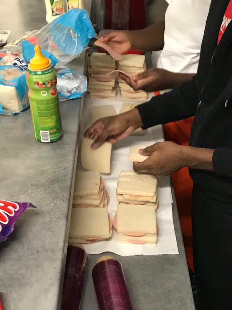 Préparation sandwichs pour Maraudes EPJ Nathalie Sarraute