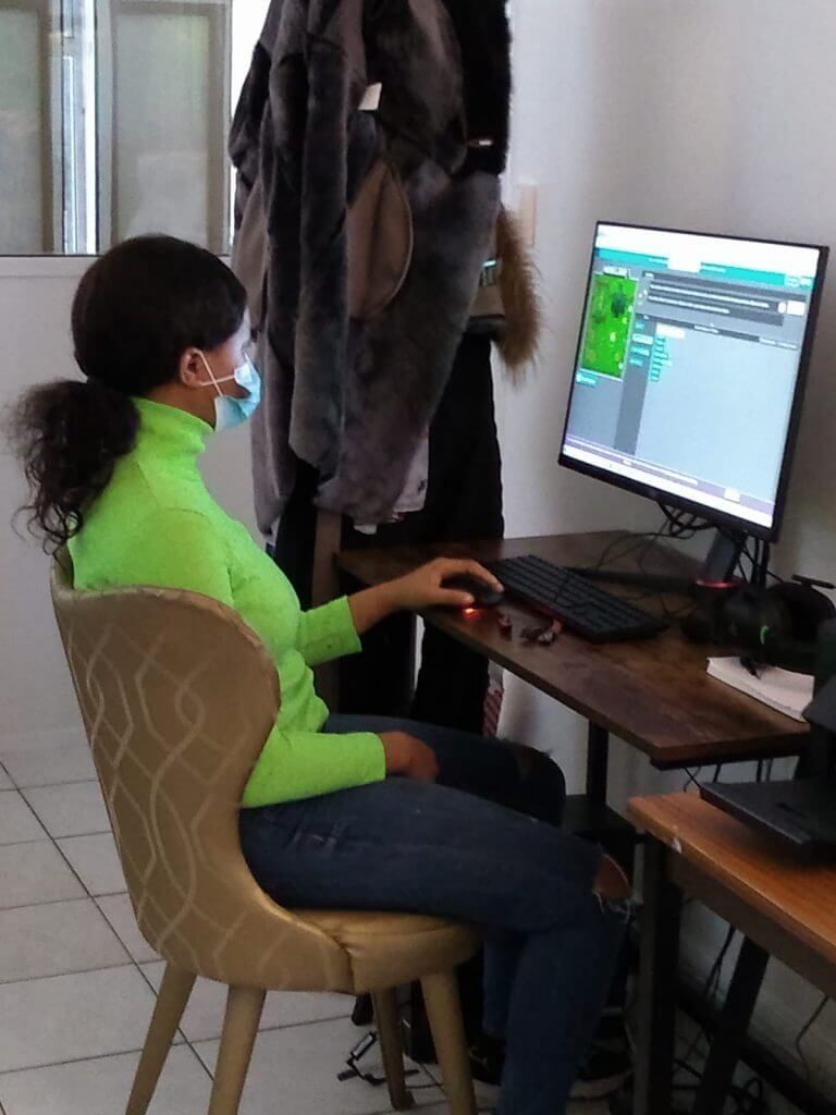 Jeune en train de coder chez le Hub 18