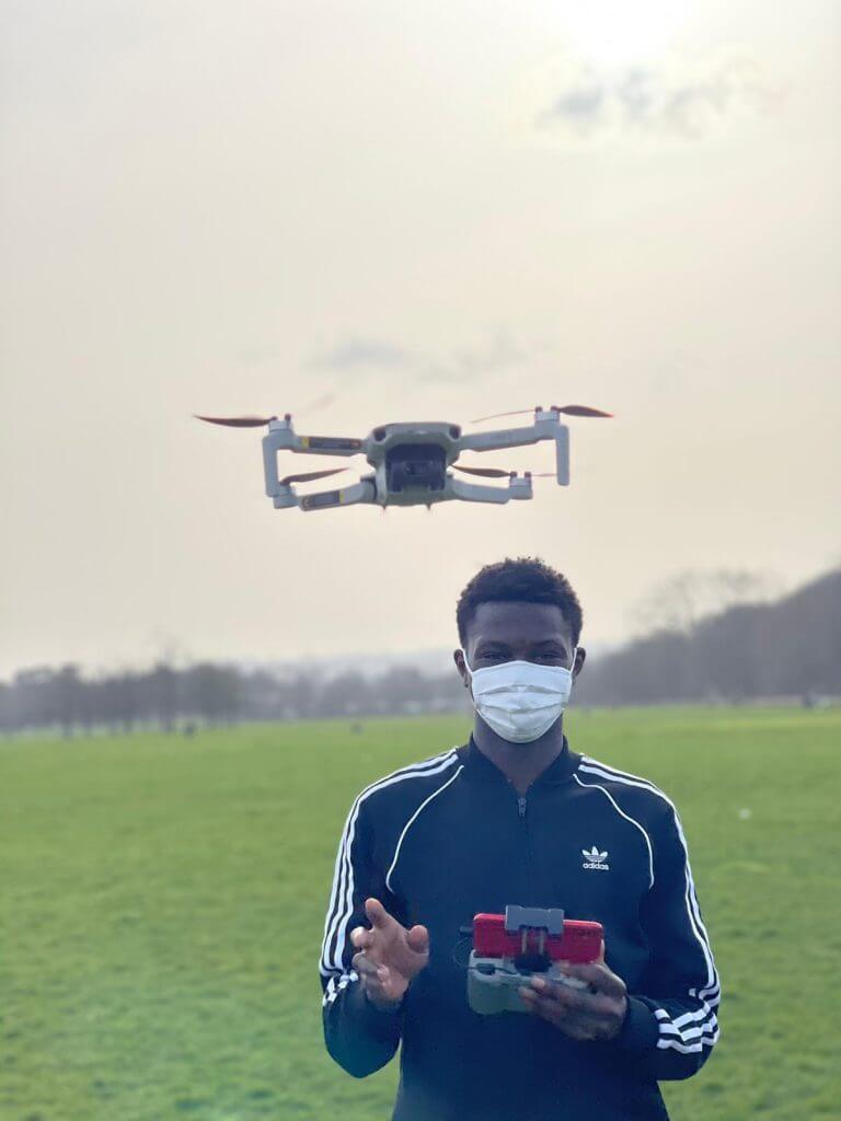 Jeune pilotage de drone avec hub 18