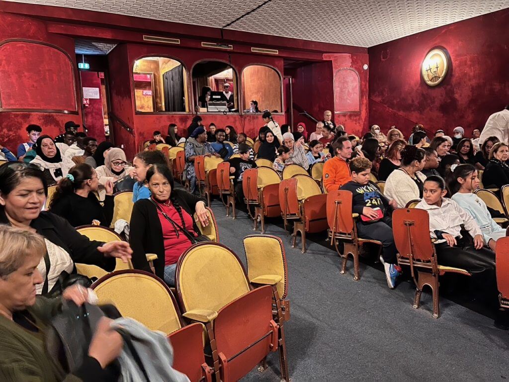 Salle avec les spectateurs pour la représentation de « Bad Mama » à Marseille