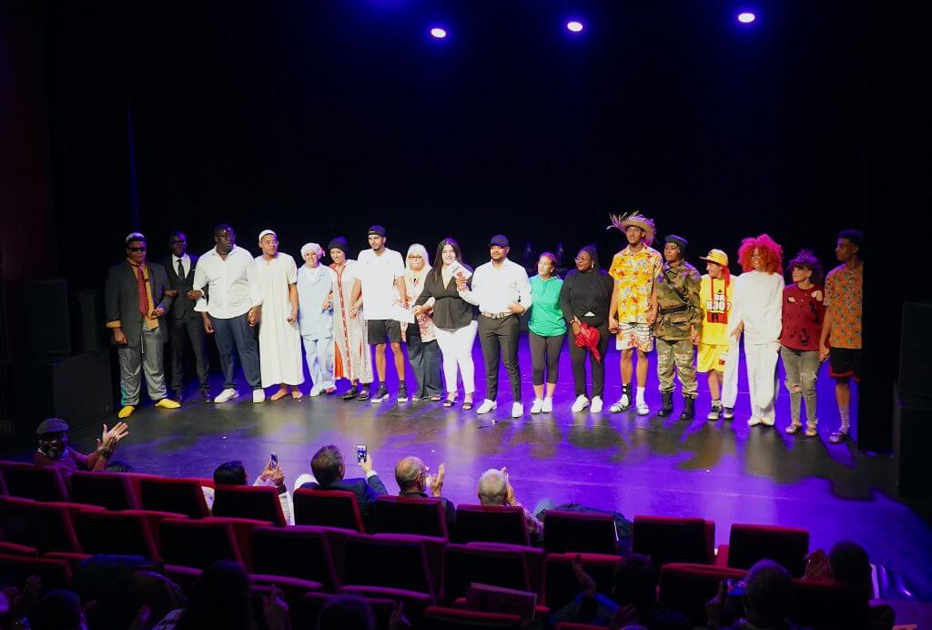 Le salut à la fin de la pièce de théâtre « Bad Mama »