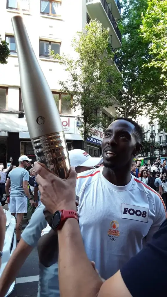 Porteur de la flamme Olympique avec Espoir 18