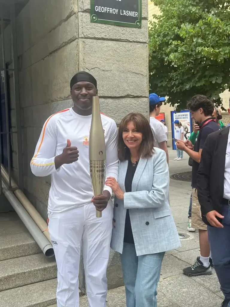 Porteur de la Flamme Olympique avec Espoir 18 et la maire d'arrondissement.