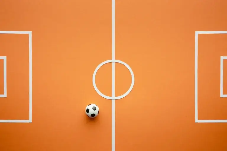 Illustration d'un terrain de fusal de couleur orange vu du haut.